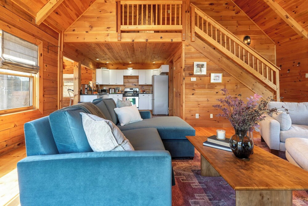 Secluded w/ Deck Views, Hot Tub, & Ping Pong Hudson in the Berks by Avantstay