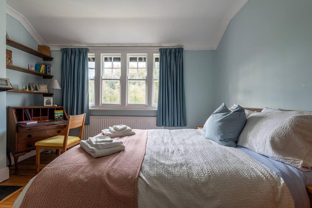 Beautiful 4-bed House in Monmouth view 5