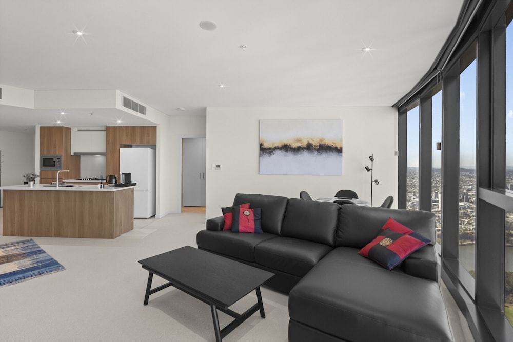 Panoramic Views Apartment & High-rise Pool and Gym