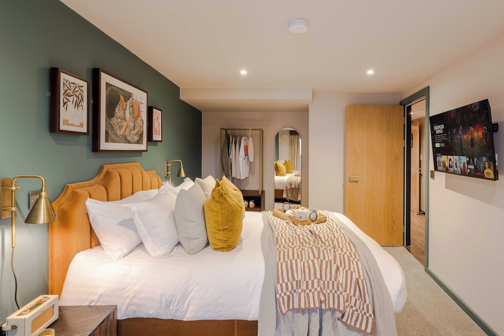 Waterside Living I Luxe Apartments