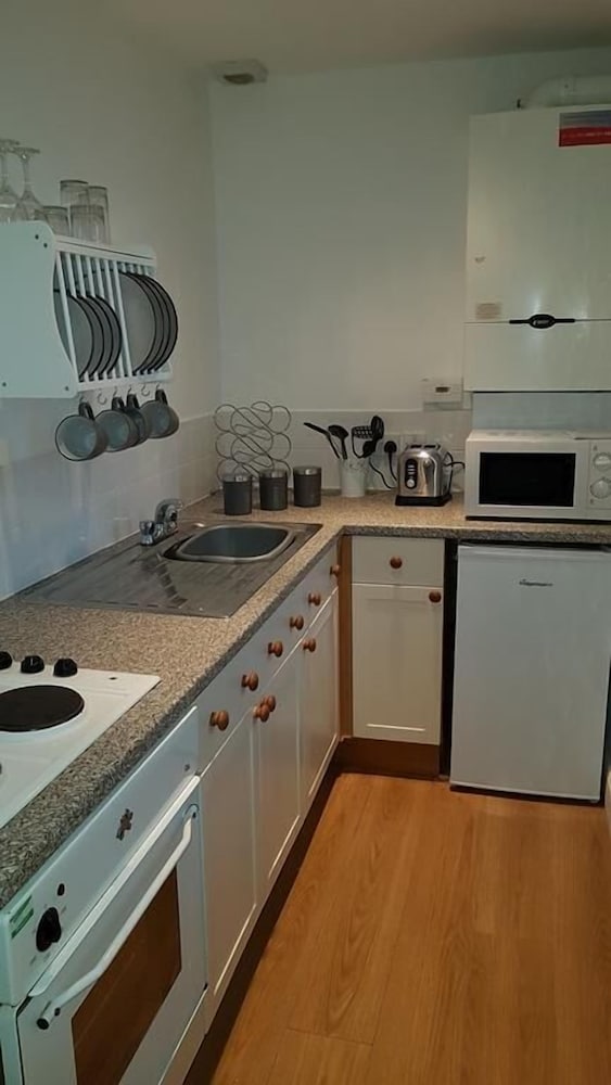 F6 Bath Road Apartment view 4