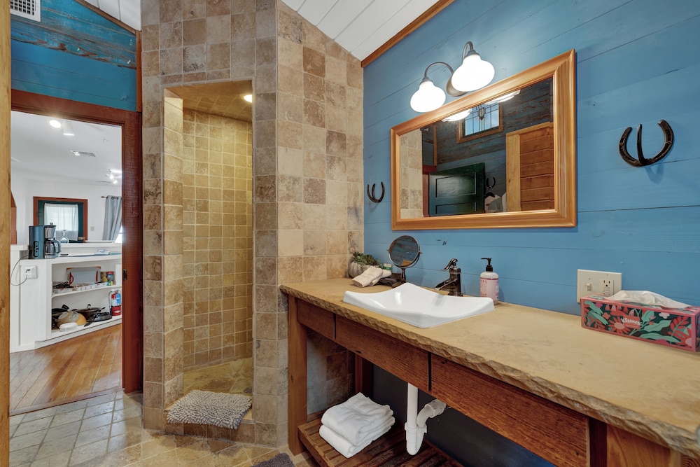 Nandina Cottage Hot-tub Four Minutes to Marktplatz!