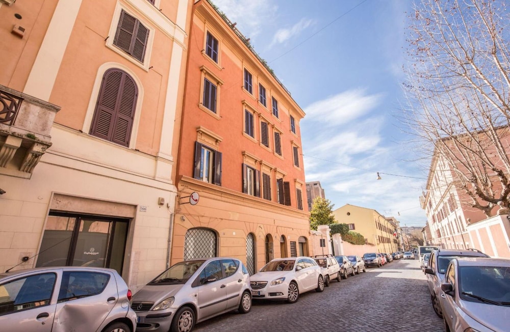 Colosseum 2BR Elegance and Charm