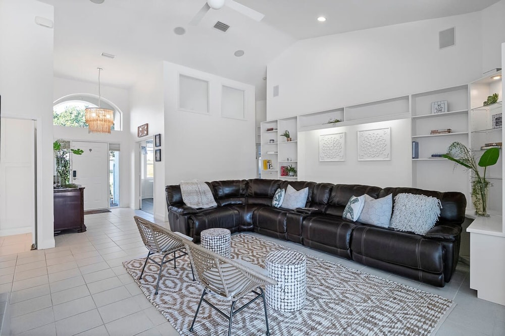 Luxury Heated Pool Home on Saltwater Canal w Tiki