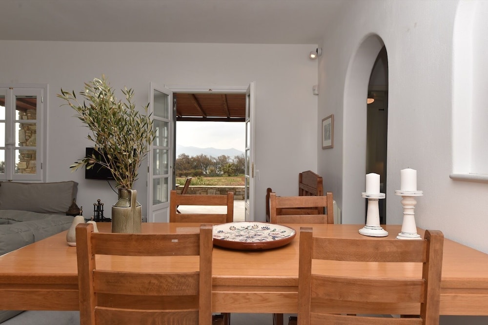 Cycladic Villa in Kampos view 2