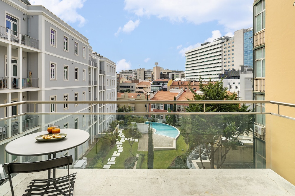 Urban Retreat: Downtown Luxury, Parking, Ac & Elevator