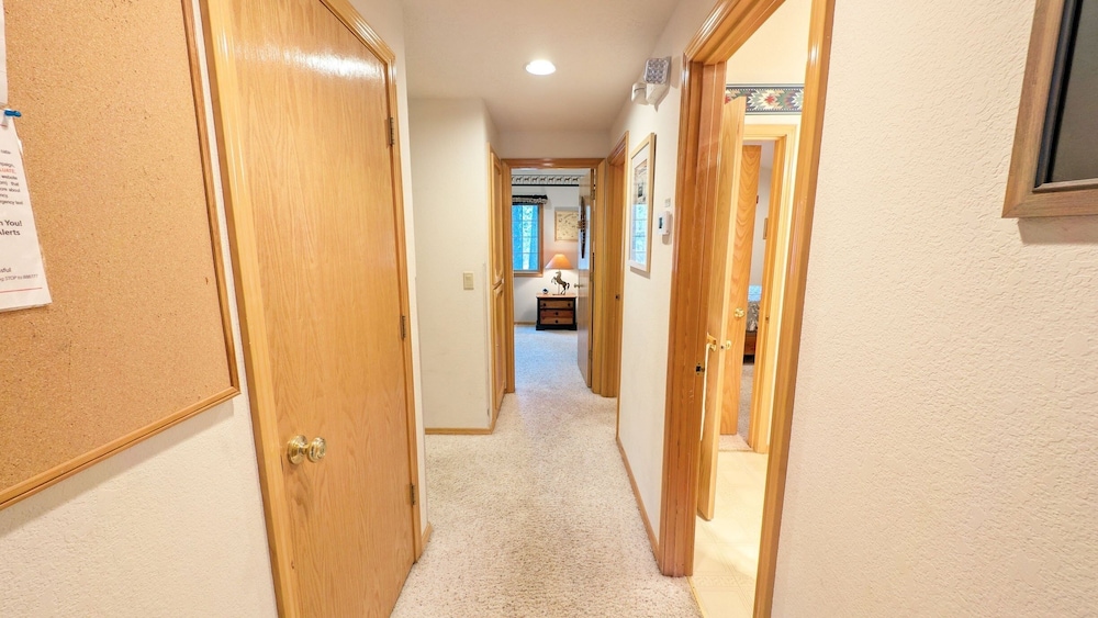 Snowshoe Inn-pyramid Mtn 7 3 Bedroom Home