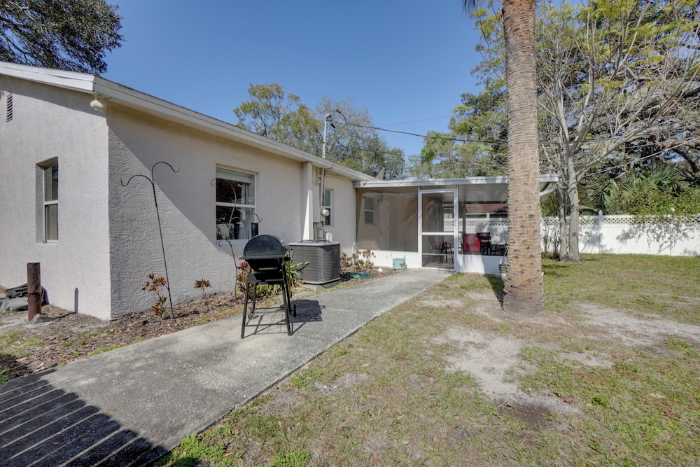 Gorgeous Tampa Getaway ~ 7 Mi to Downtown! view 4