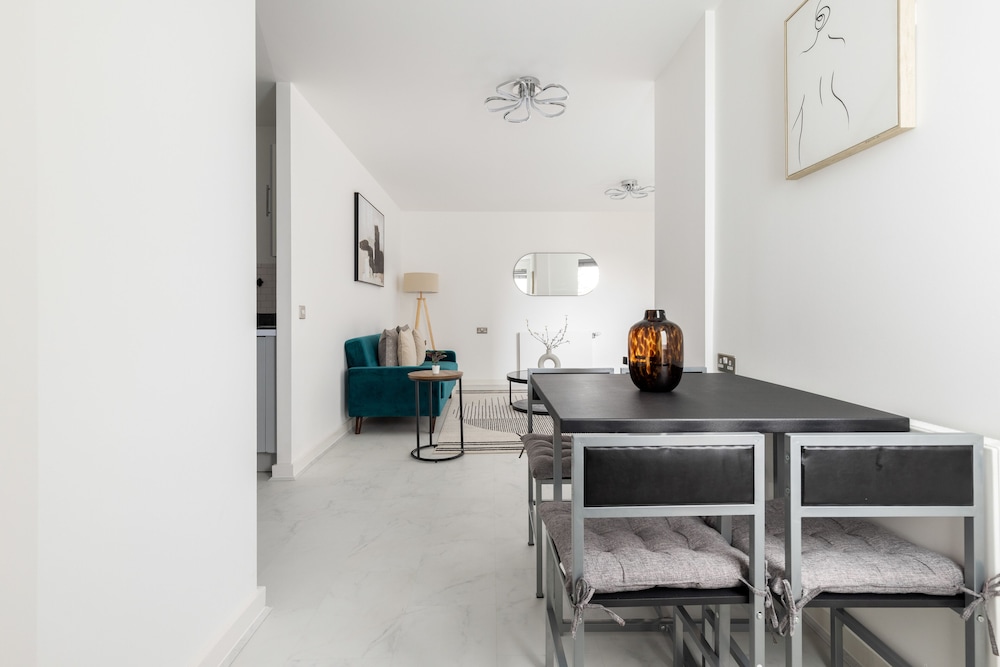 Luminous 2 Bed Balcony Flat in Islington