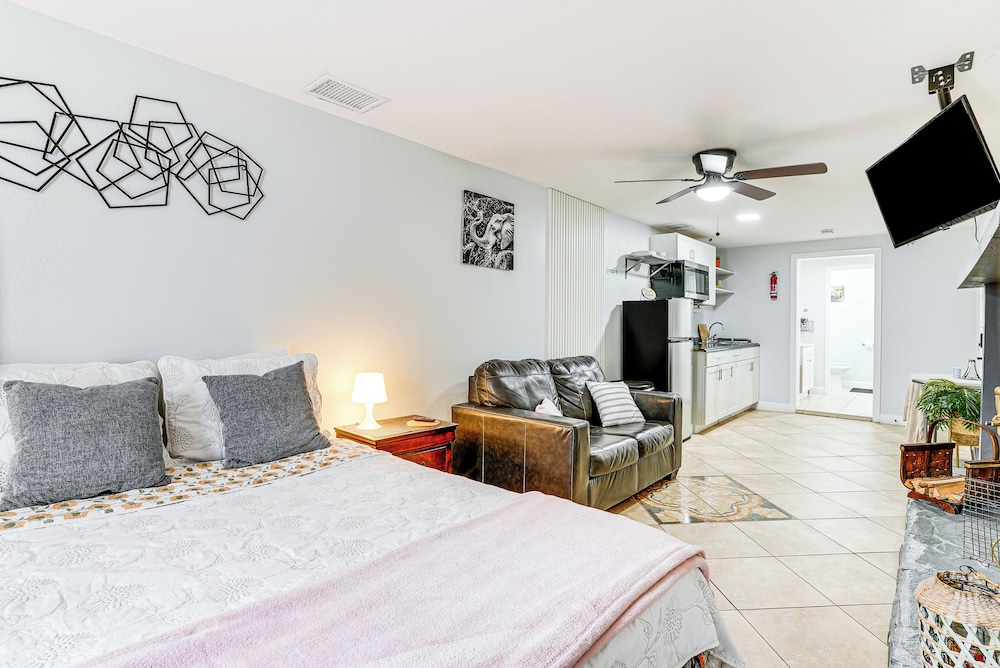 Screened Porch: Tampa Studio 4 Mi to Busch Gardens