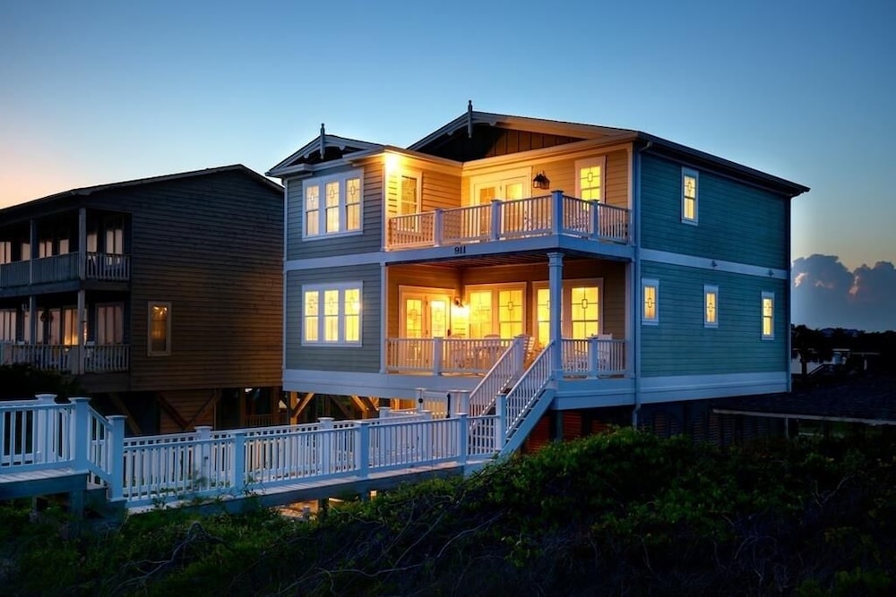 R & R By The Sea 4 Bedroom Home by RedAwning