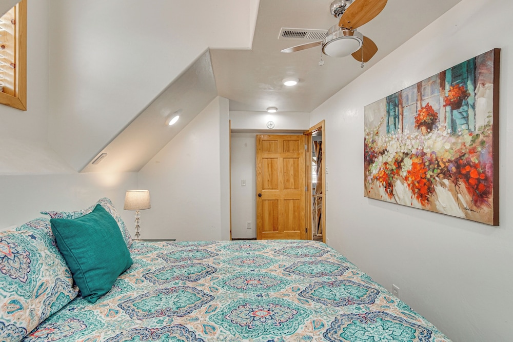 Family Home w/ Mountain Views in Circleville!