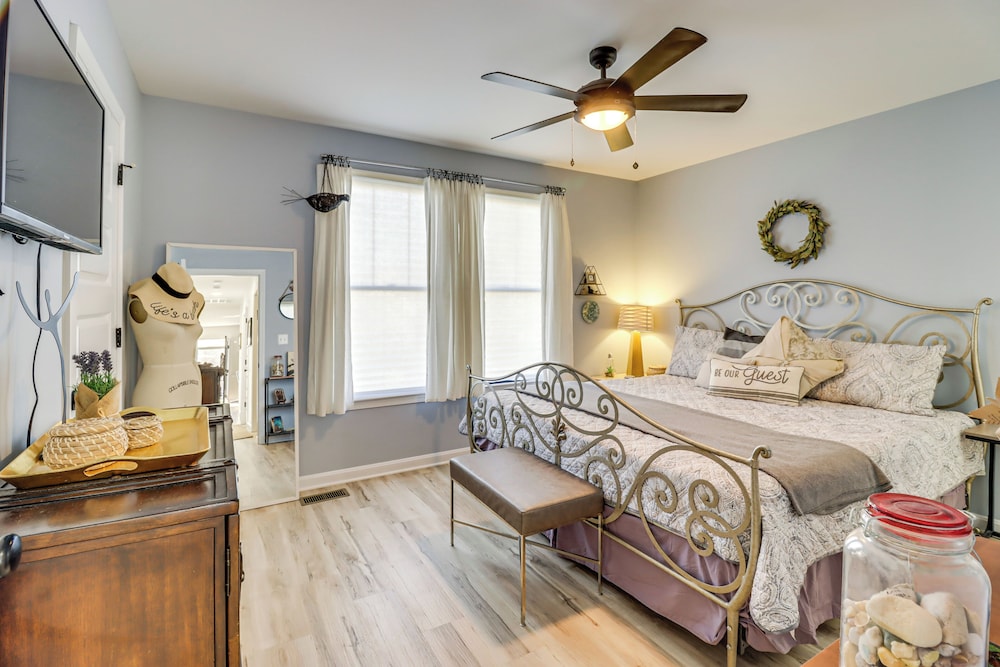 Walk to Potomac River: Colonial Virginia Retreat view 4