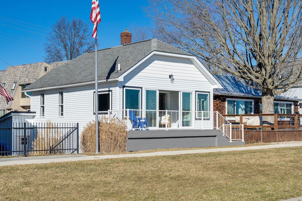 Waterfront Buckeye Lake Home w/ Deck & Dock! view 3