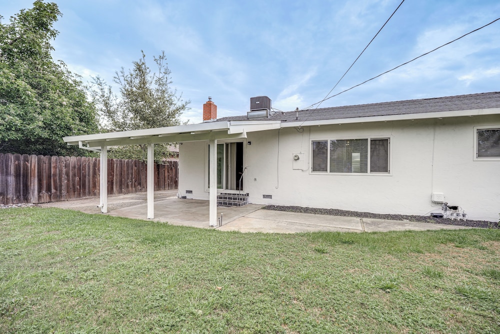 4 Mi to San Joaquin River: Remodeled Home w/ Patio