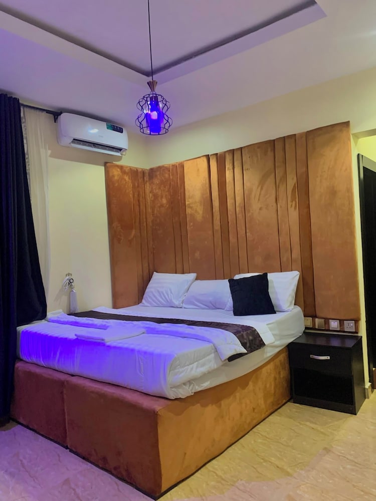 Leons Hotel and Suite