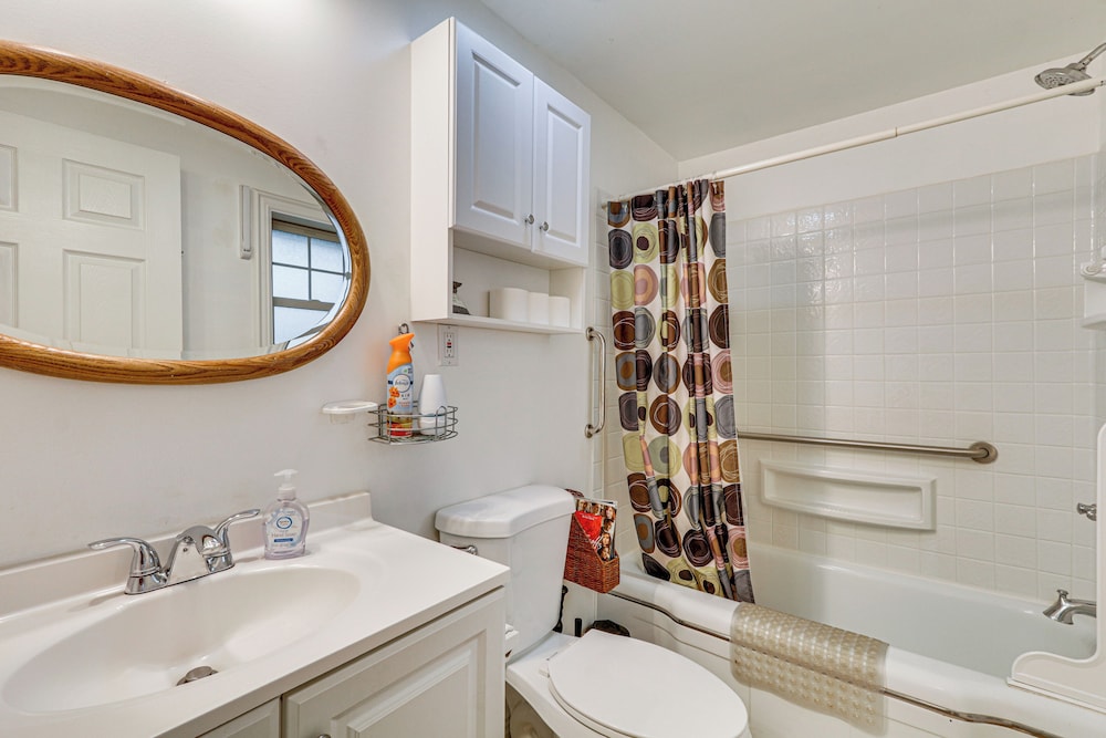 7 Mi to Dtwn Portland: Quiet Yet Central Home