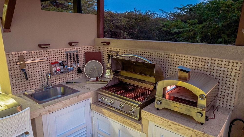 Luxury New 5 Location Pool Outdoor Kitchen
