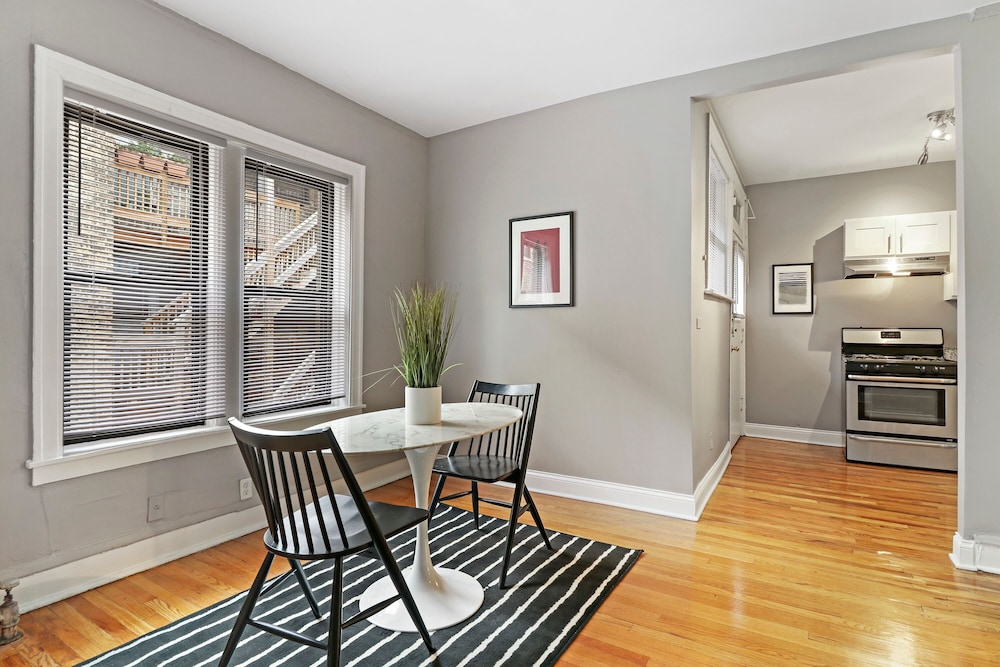 1BR Apt with Modern Elegance in Boystown - Image 5