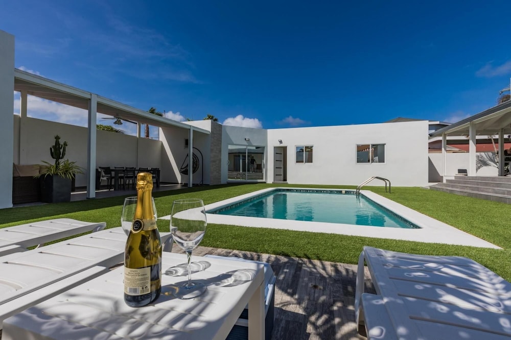 NEW Modern Stylish 6BR 6BA Villa Near Palmbeach