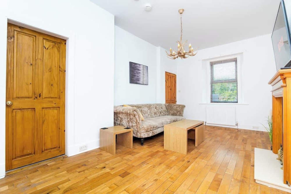 2 Bedroom House - Free Parking