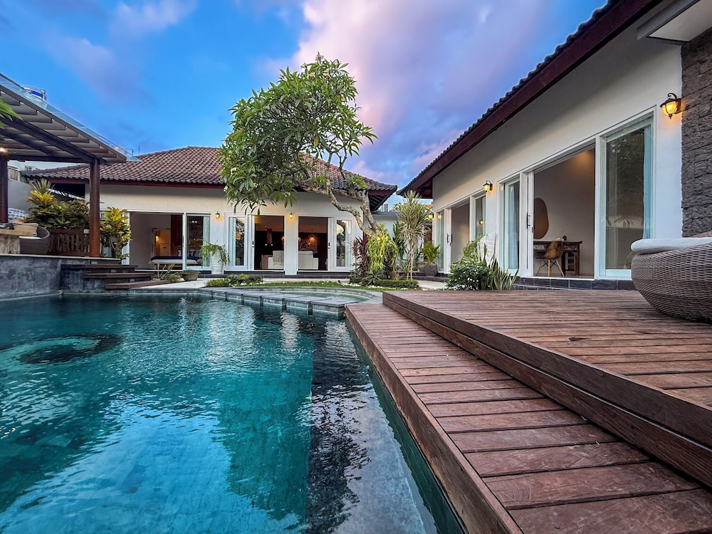 Villa St Calyx by DVH Luxe Retreats 3BR