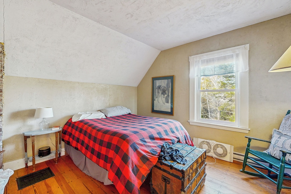 4BR House w/ Kitchen, Jetted Tub, Wifi + gas Grill