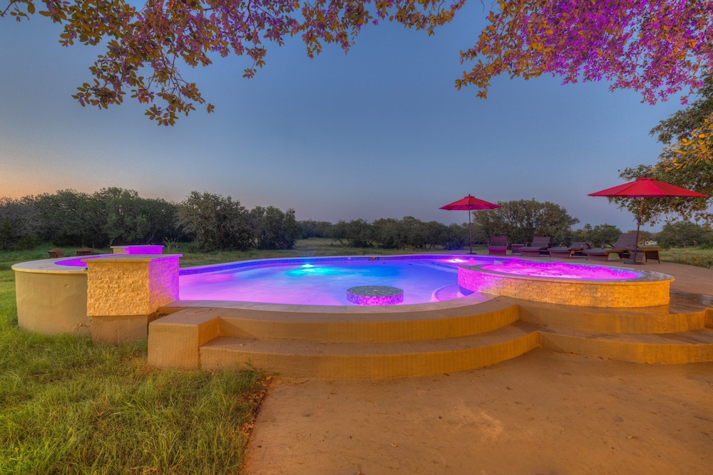 Oakridge Ranch: Pool + Hot-tub, Pickleball Court, Whiskey & Wine Room