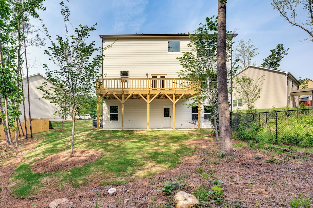 11 Mi to Dtwn: Luxe Atlanta Retreat w/ Deck & Yard