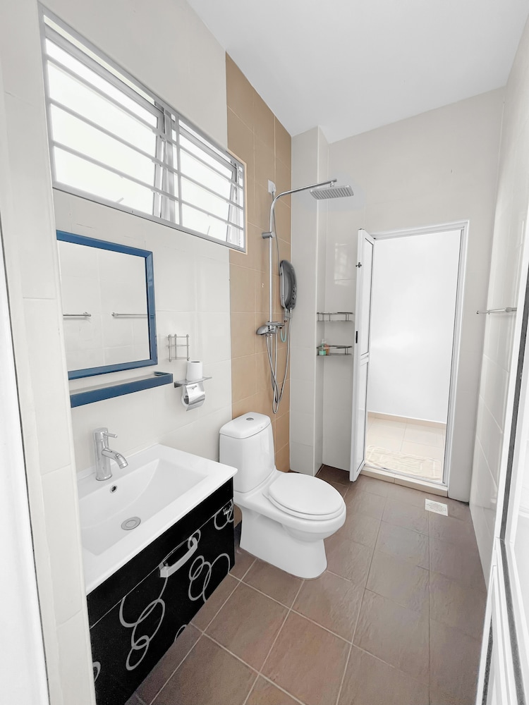 4 Bedroom Landed House