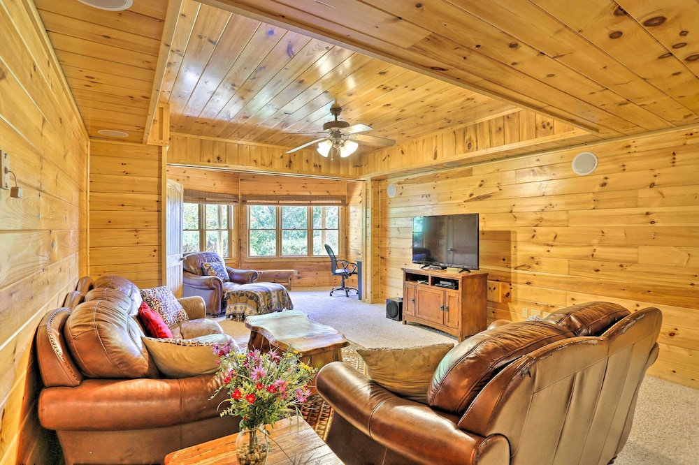 Charming Blue Ridge Cabin w/ Hot Tub & Views! view 2