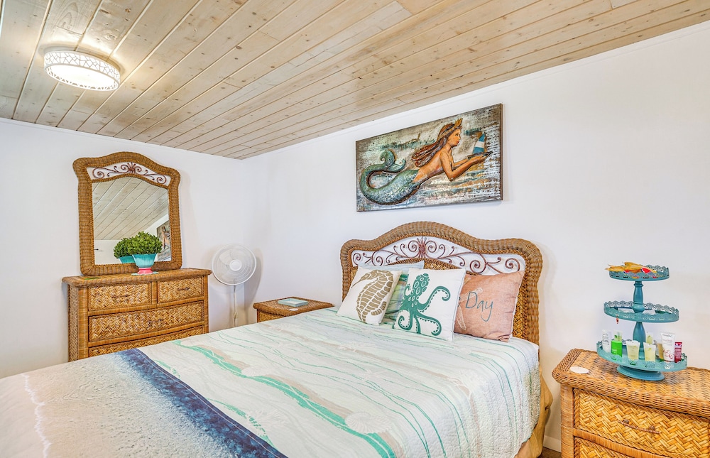 Hernando Beach Home on Dolphin Cove: Dock & Kayaks view 5