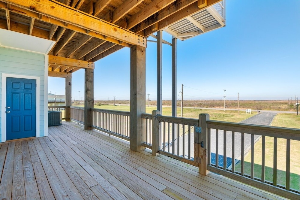 Deja Blue 5 Bedroom Home by RedAwning