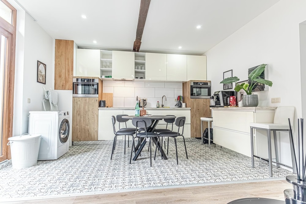 Modern 3BR Apt for 6 with Patio Ghent