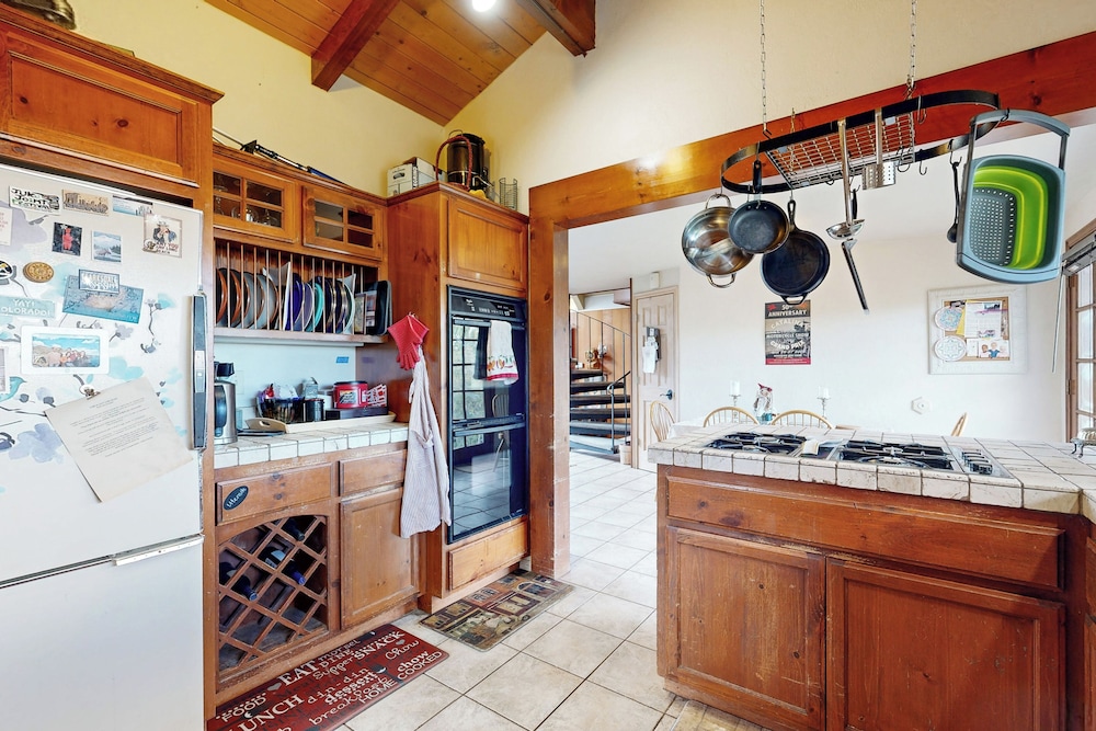Mountain & Lake View Dog-friendly Retreat