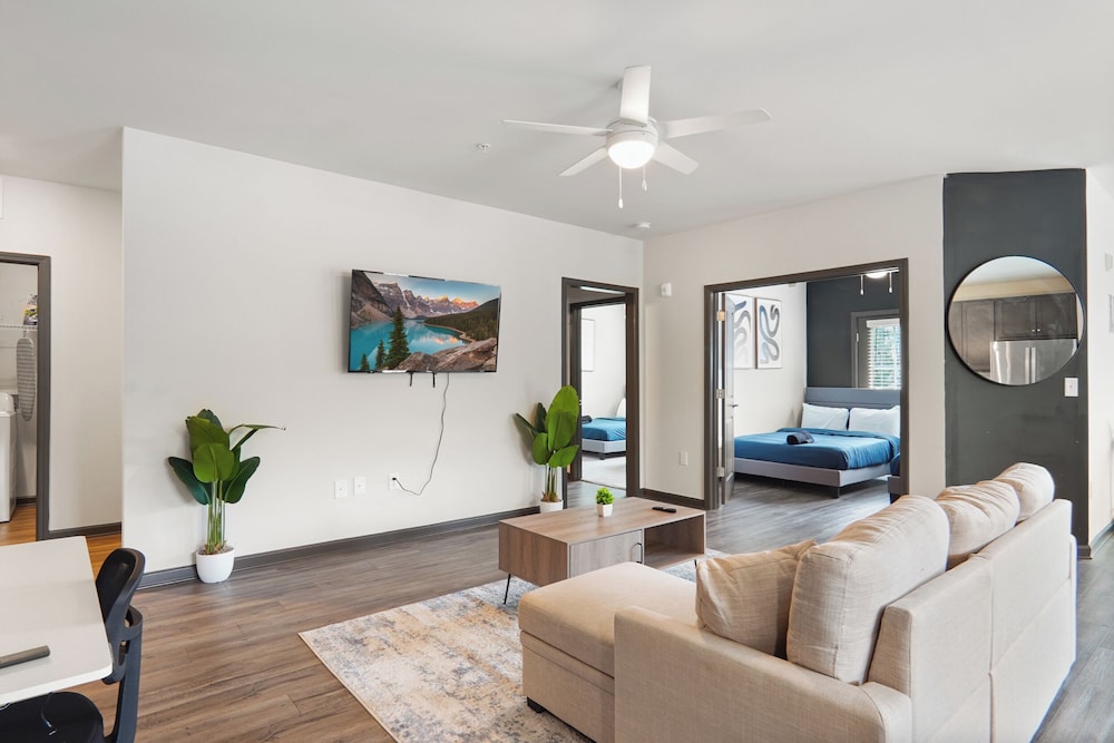 Luxe King 3BR Suite in North Raleigh