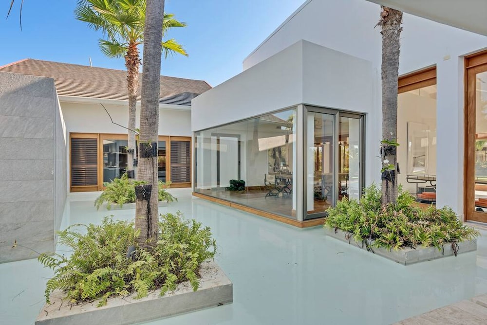 Modern Oasis Stunning Views of Golf Course River