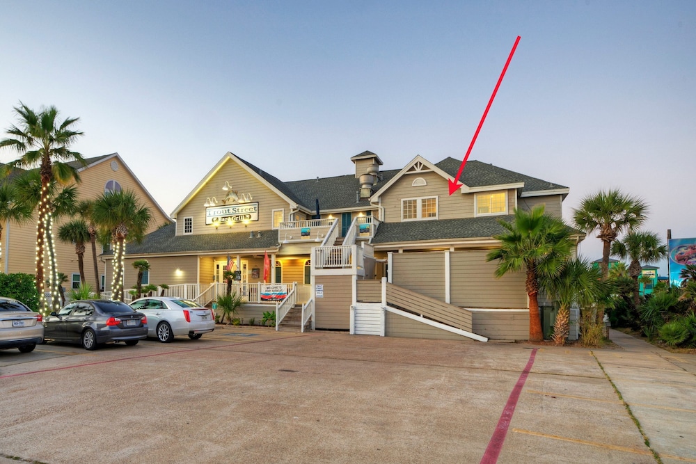 Dolphin at Trout Street Queen Suite w Kitchenette Marina-front Patio