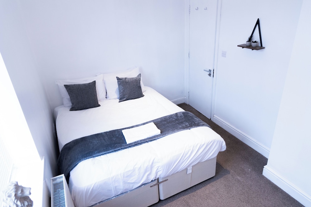Wolverhampton - 4 Bed House - Free Parking