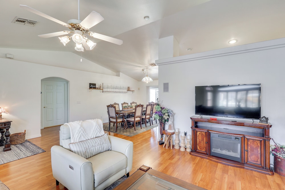 Kingman Family Home: Yard, Grill & Room to Relax!