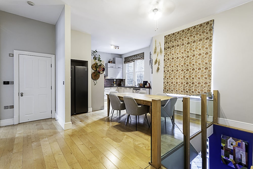 Elegance in Westminster: Victoria Vibes Apartment