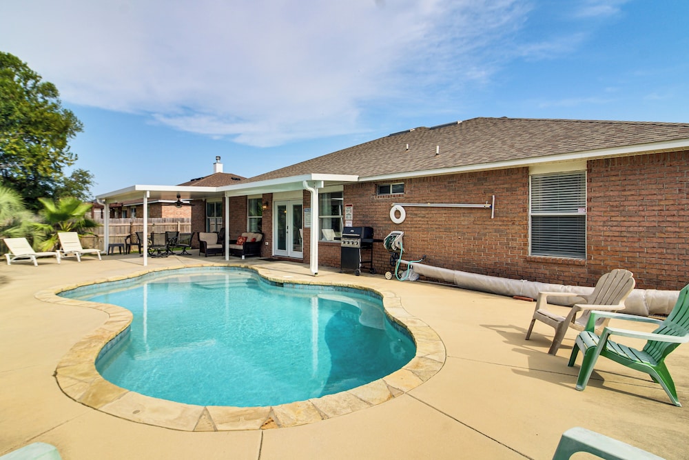 Outdoor Oasis: Group Getaway in Pensacola!