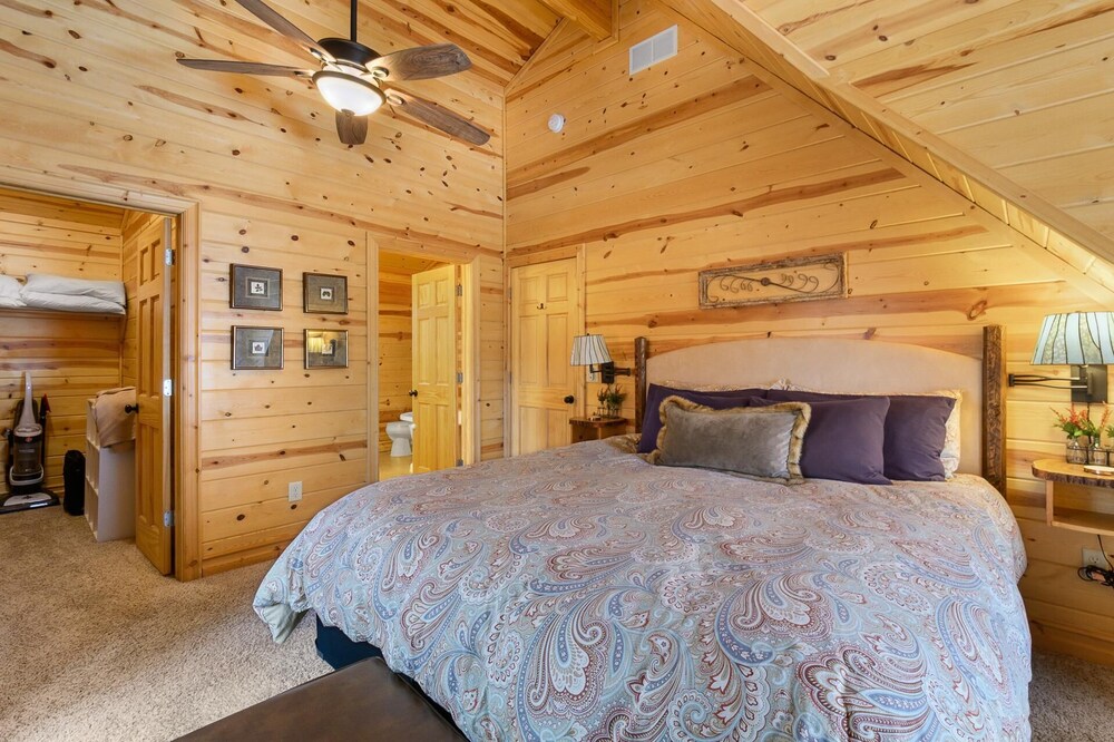 Timber Nest Goshorn Lake Dock, Pool, Town HOT Tub!