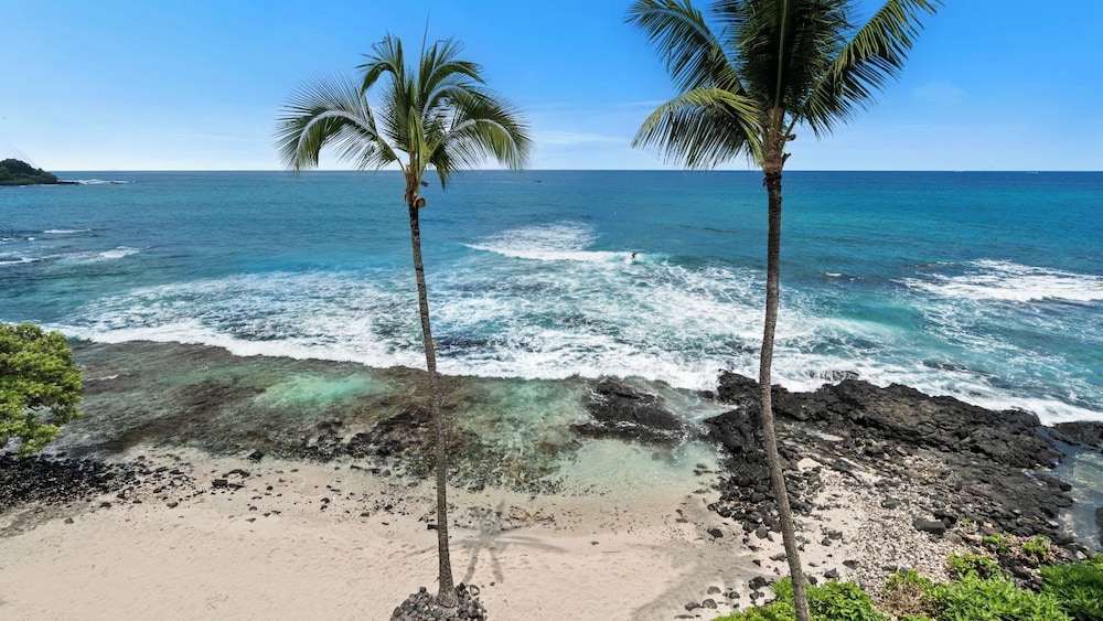 Stunning Top Floor Ocean Front Condo AC & Wifi