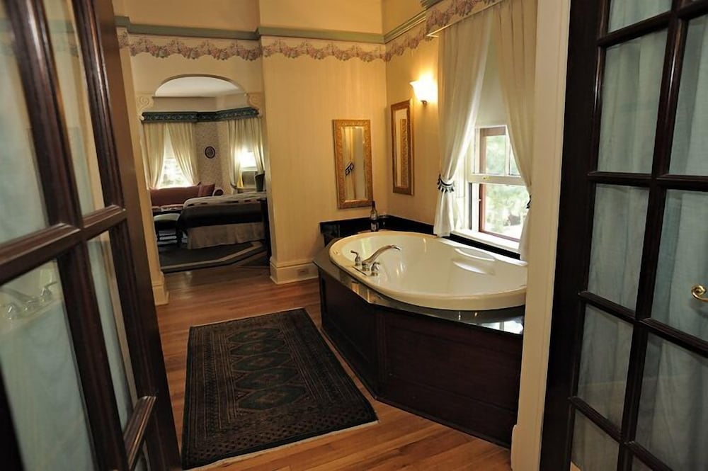 Charlottetown Vacations - The Elmwood Heritage Inn - Property Image 6