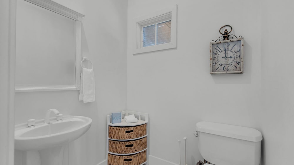 Charming Beach Cottage, 2 Pools and Tennis Access + Free Attraction Tickets!