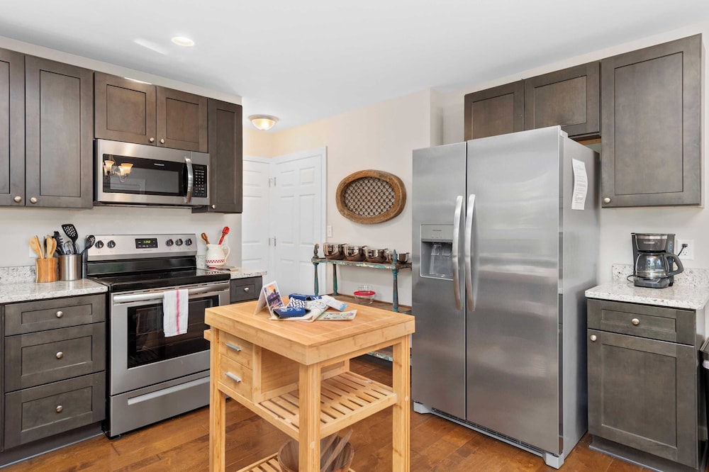 Sleeps 20, Entire Duplex Patio + Fire Pit 6 Minutes to Downtown Asheville