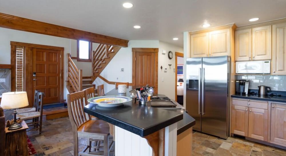 Deer Lake Village at Deer Valley Resort - Four Bedroom Condo with Hot Tub #2477 4 Condo