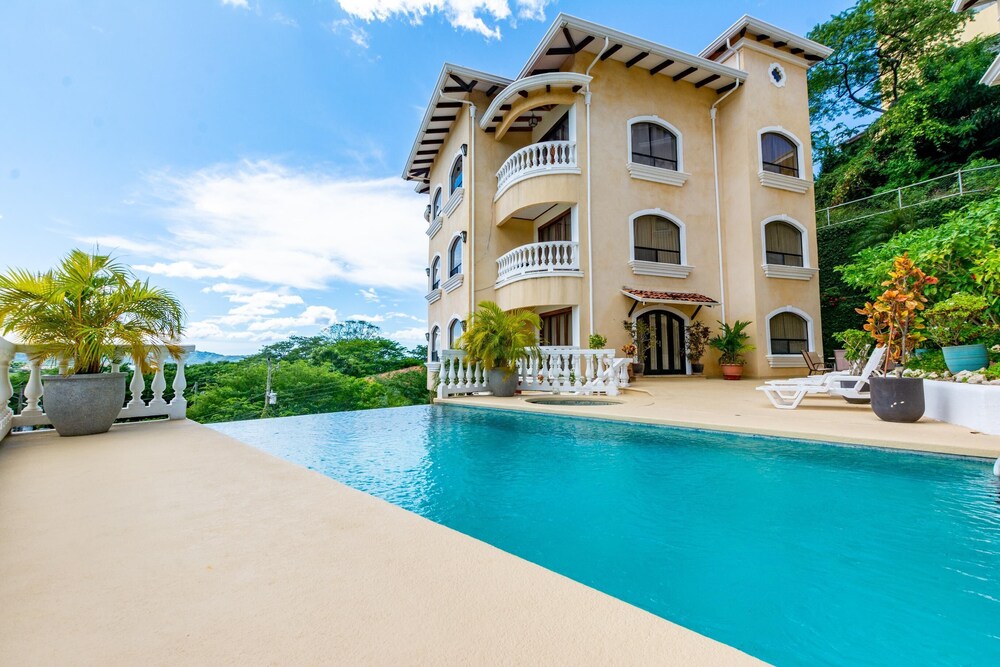 Hotel Birds-eye Ocean View in Nicely Priced Top-floor Unit in Flamingo - Image 1