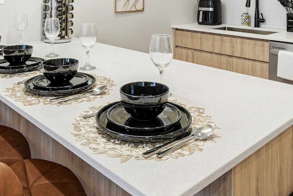 Comfy Condo - Gym Free Parking Modern Amenities